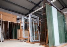 FLACHGLAS, WÄRMESCHUTZ, FUNKTIONSGLAS, KUNSTSTOFFGLÄSER, DACHZUBEHÖR, HOLZPRODUKTE, FENSTER, TÜREN, BAUELEMENTE, INSEKTENSCHUTZ, ROLLLÄDEN, MARKISEN, BESCHATTUNGEN, Schwarzenbek