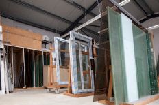 FLACHGLAS, WÄRMESCHUTZ, FUNKTIONSGLAS, KUNSTSTOFFGLÄSER, DACHZUBEHÖR, HOLZPRODUKTE, FENSTER, TÜREN, BAUELEMENTE, INSEKTENSCHUTZ, ROLLLÄDEN, MARKISEN, BESCHATTUNGEN, Schwarzenbek